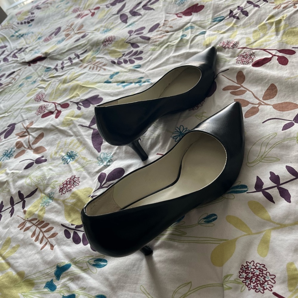Nine West Black Leather Pointy Toe Pump 9 WIDE
